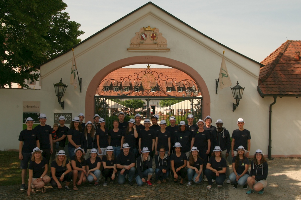 Cantamus Gießen vor Schloss Reinach, der Unterkunft des Chores beim Deutschen Chorwettbewerb (Foto: Alexander Seel)