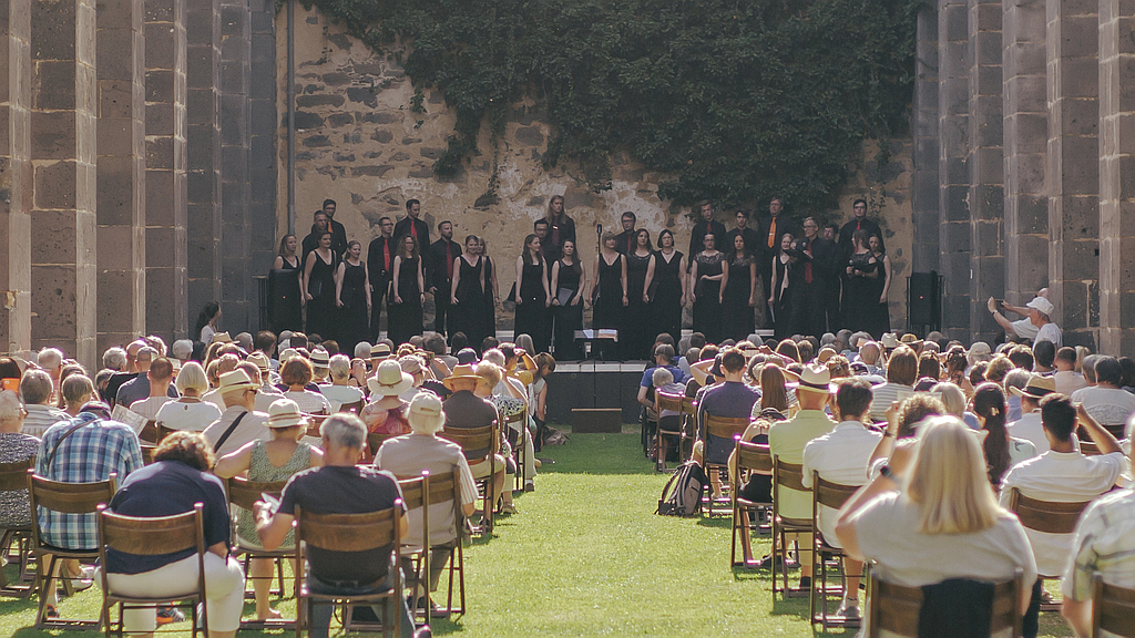 Sommerkonzert 2022 von Cantamus Gießen in der Kirchenruine von Kloster Arnbsburg Foto: Christian Doffing Sommerkonzert 2022 von Cantamus Gießen in der Kirchenruine von Kloster Arnbsburg Foto: Christian Doffing