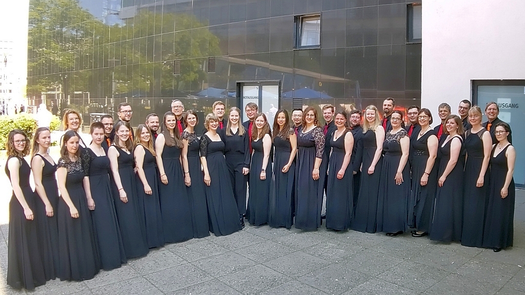 Cantamus Gießen nach seinem Auftritt beim Deutschen Chorwettbewerb im Theater am Aegi Hannover (Foto: MG Pictures) Cantamus Gießen nach seinem Auftritt beim Deutschen Chorwettbewerb im Theater am Aegi Hannover (Foto: MG Pictures)