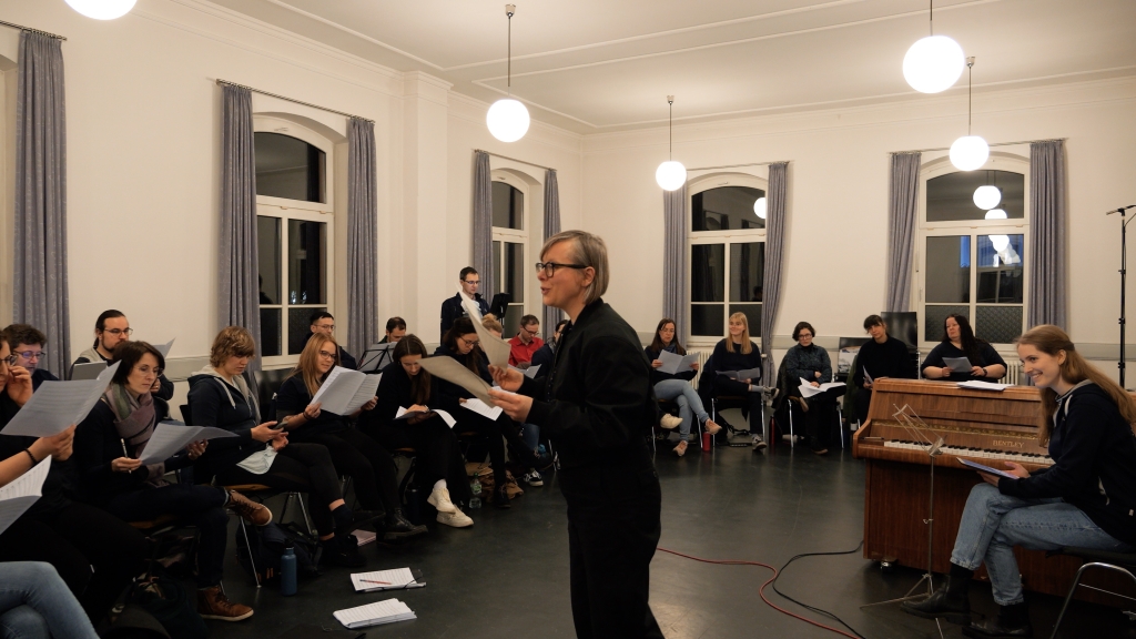 Oxana Omelchuk in der Probe des Chores Cantamus Gießen unter der Leitung von Elisabeth Tzschentke (rechts, Foto: James Chan-A-Sue) Oxana Omelchuk in der Probe des Chores Cantamus Gießen unter der Leitung von Elisabeth Tzschentke (rechts, Foto: James Chan-A-Sue)